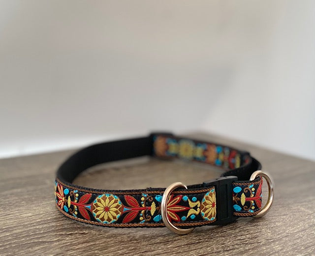 1 inch wide fancy farmhouse pattern Diva Dog safety release buckle collar for big and giant dogs with necks between 24 and 32 inches
